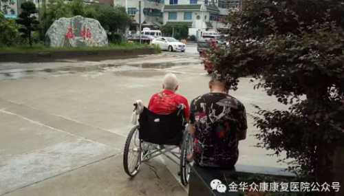 因?yàn)槟愕呐惆椋﹃?yáng)更加美好